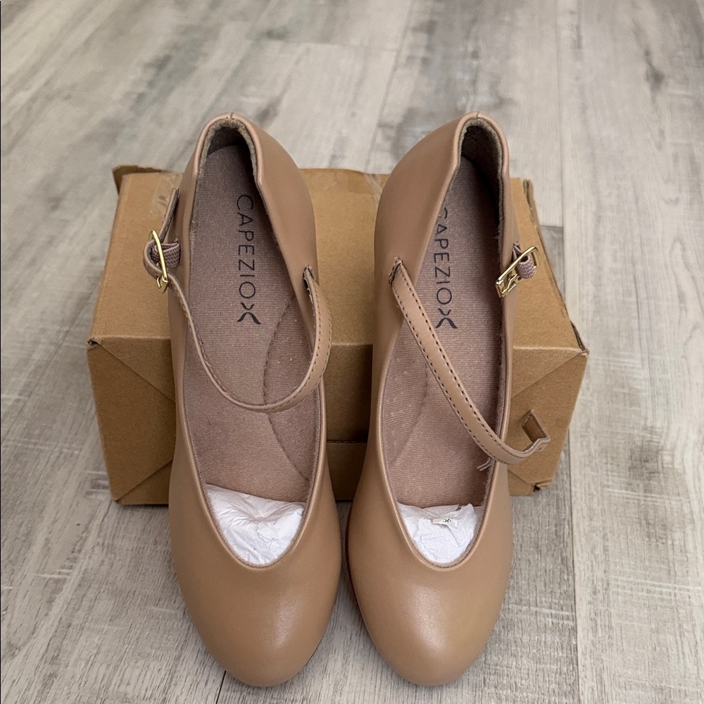 Capezio Jr Footlight Character Shoe